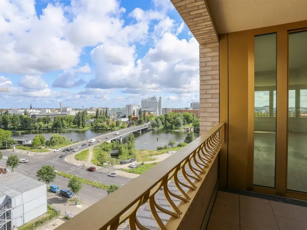 Panoramic View over Berlin: 2-Room Apartment on the 9th Floor with approx. 85 sqm - bright and spacious -
