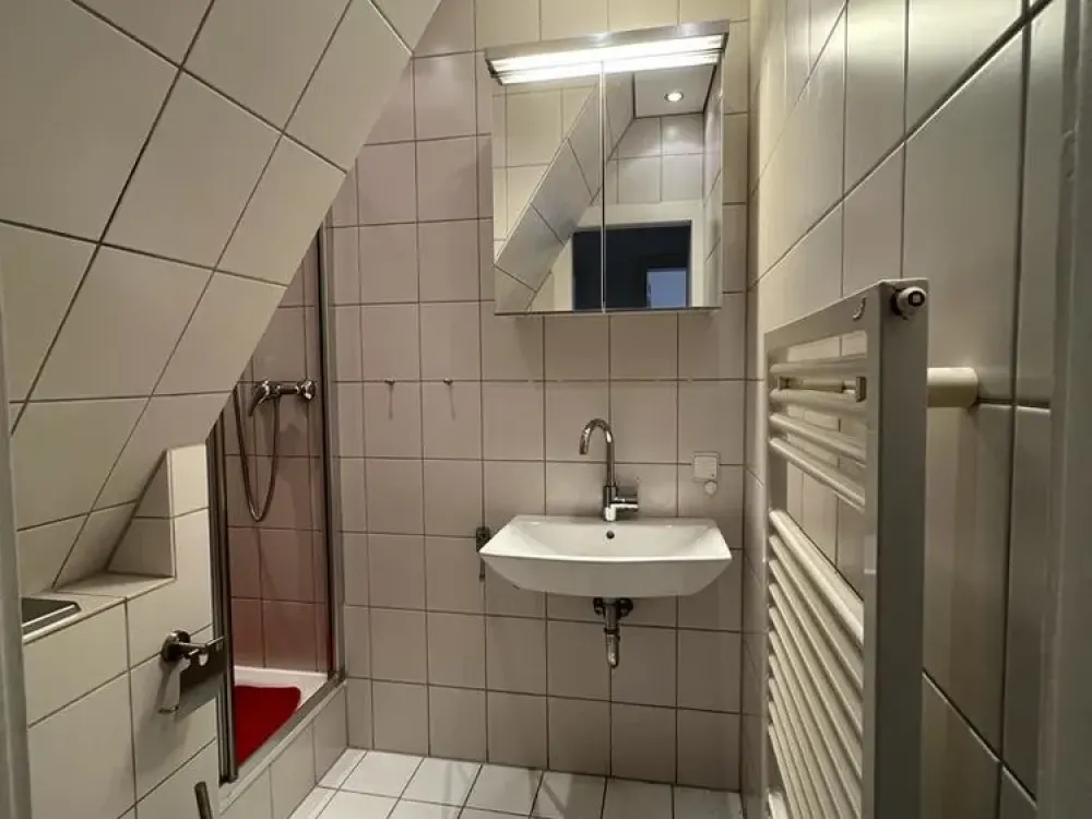 Helle 2 Zimmer Wohnung mit Einbauküche in Krefeld .Ab dem 1.07.2026