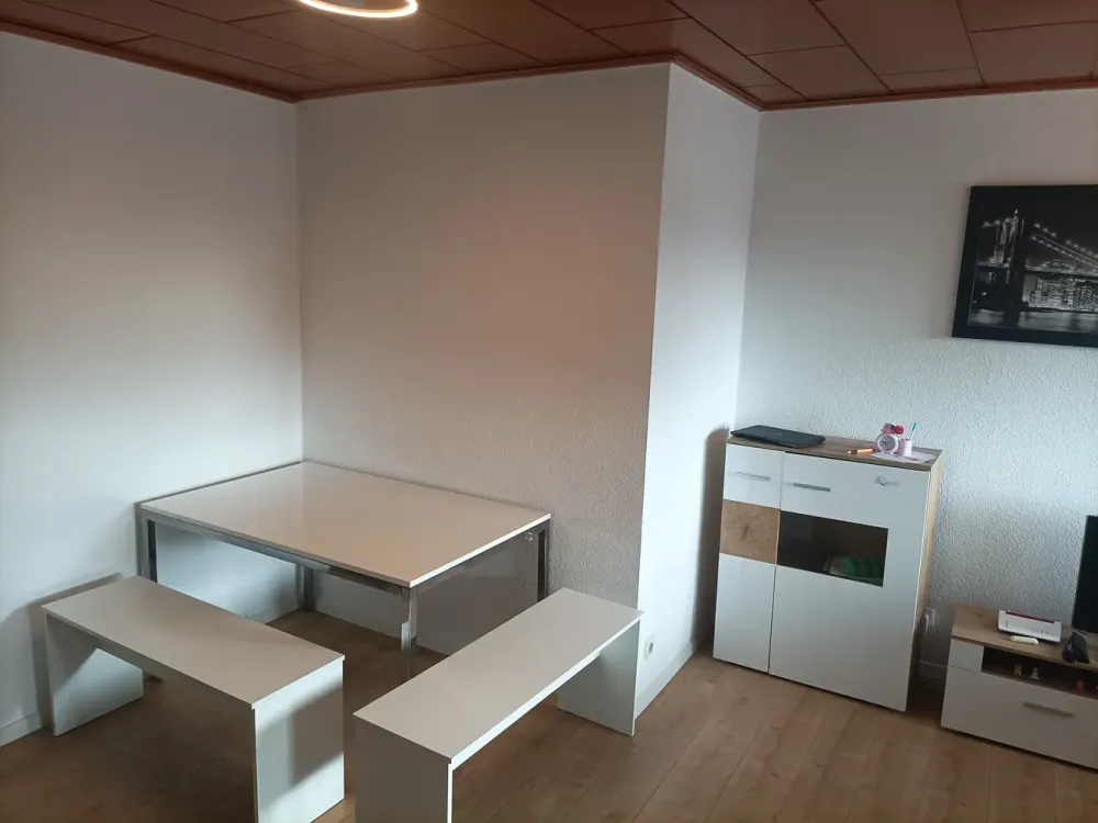 Möblierte Dreizimmerwohnung mit Balkon und Einbauküche zu vermieten