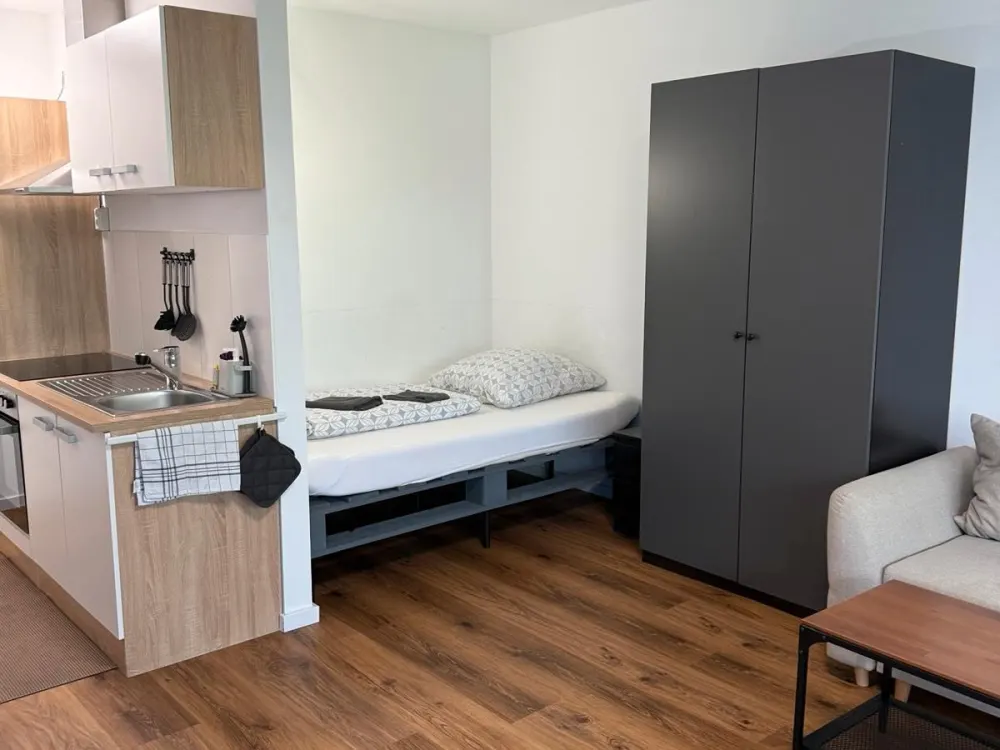Wohnung zu vermieten. 1 Zimmer. Vollmobiliert. 900€ Warmmiete.