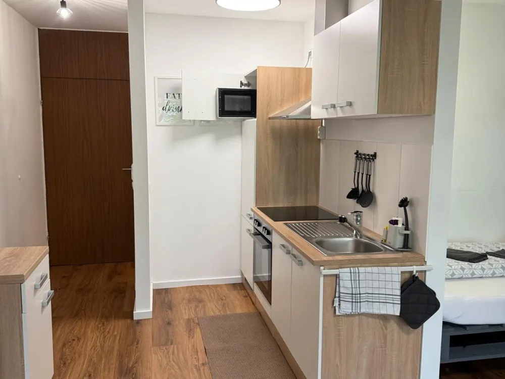Wohnung zu vermieten. 1 Zimmer. Vollmobiliert. 900€ Warmmiete.