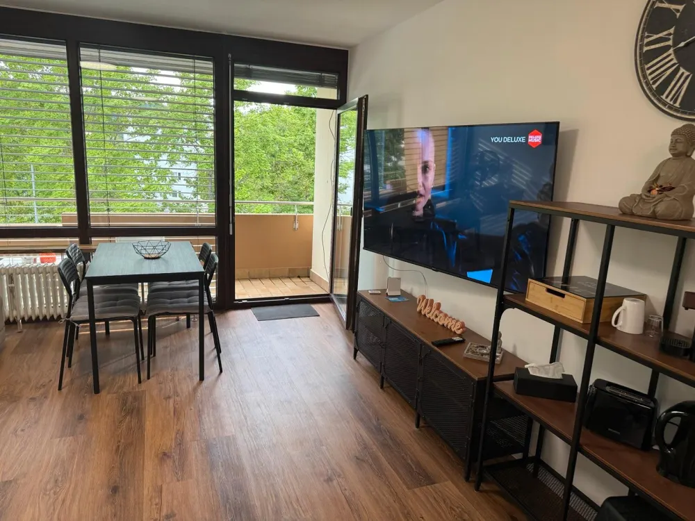 Wohnung zu vermieten. 1 Zimmer. Vollmobiliert. 900€ Warmmiete.