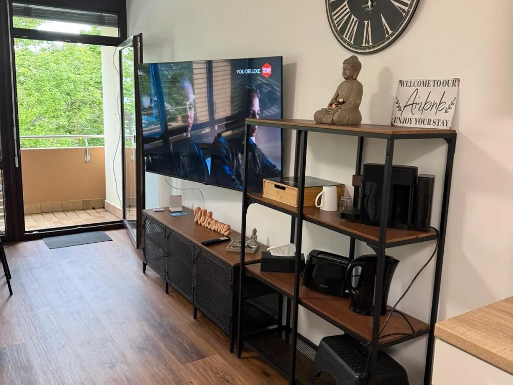 Wohnung zu vermieten. 1 Zimmer. Vollmobiliert. 900€ Warmmiete.