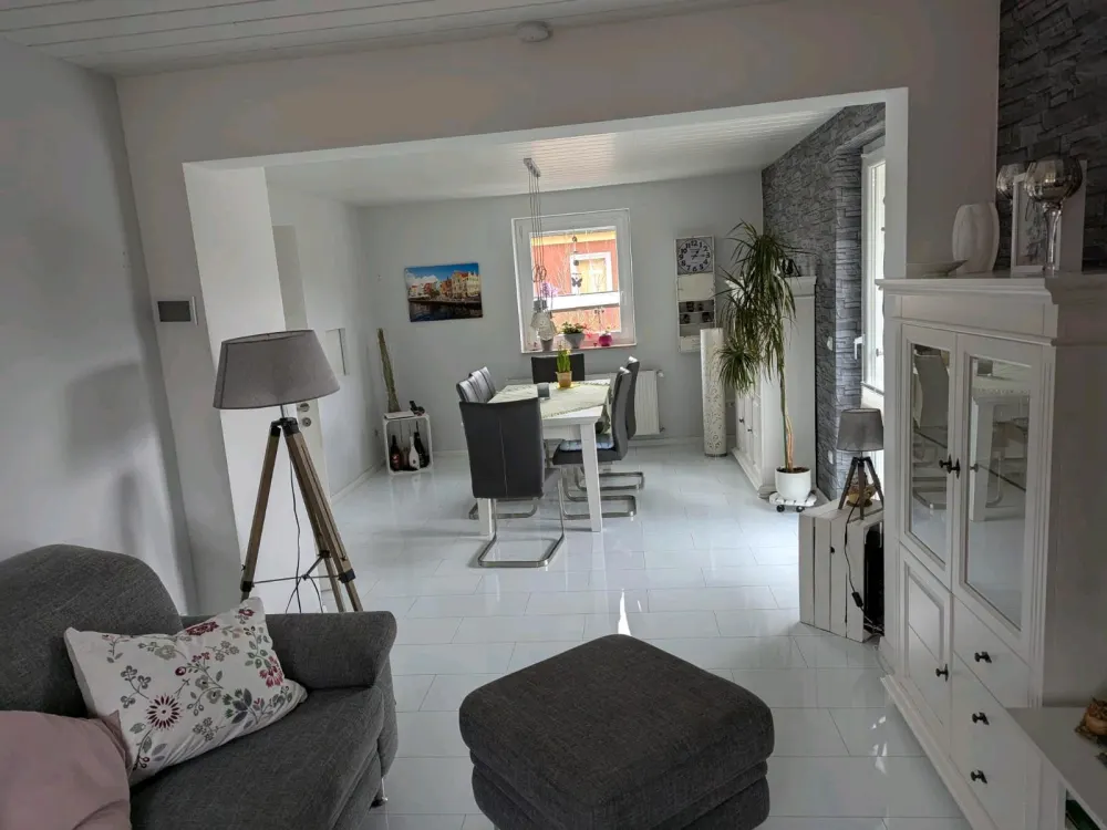 Helle 86m² Wohnung mit 2 Bädern, Balkon und optional Stellplatz