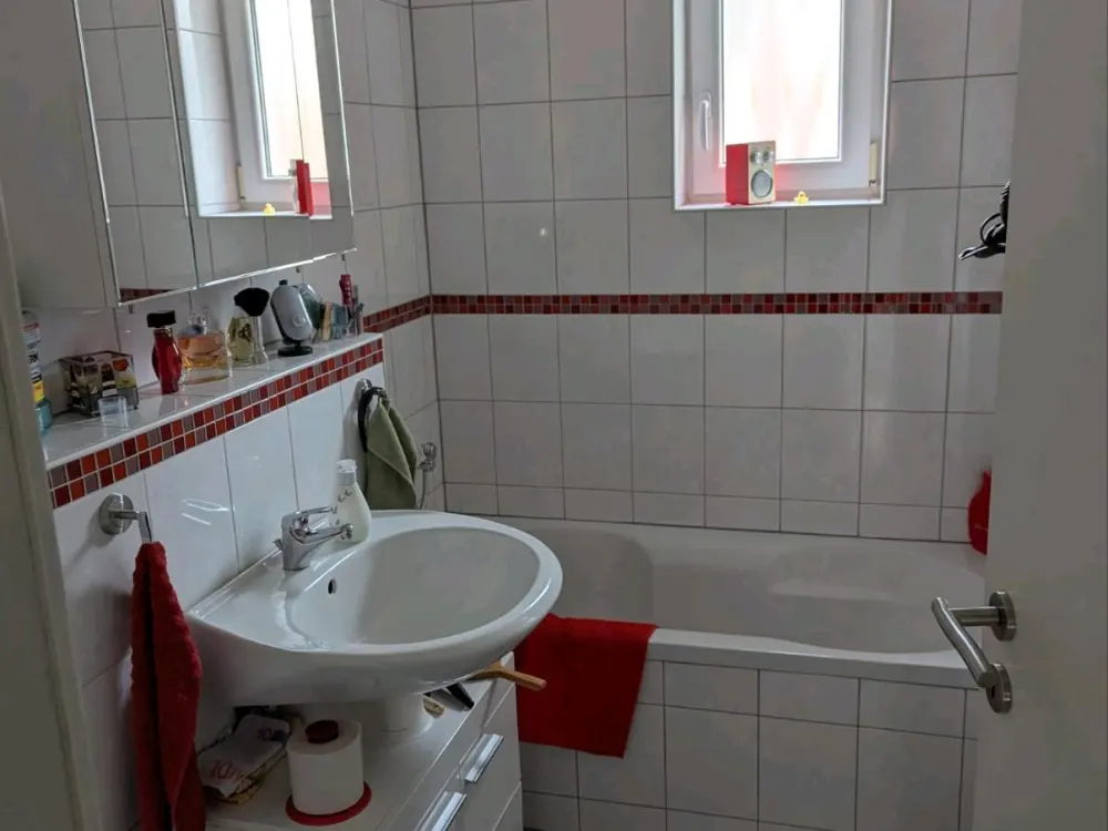 Helle 86m² Wohnung mit 2 Bädern, Balkon und optional Stellplatz
