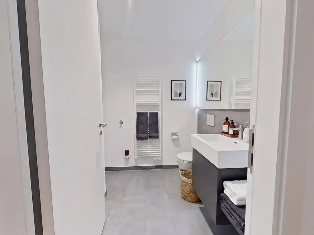 Penthouse-Feeling über den Dächern Berlins: 3-Zimmer-Neubauwohnung mit EBK und TERRASSE am Hackes...