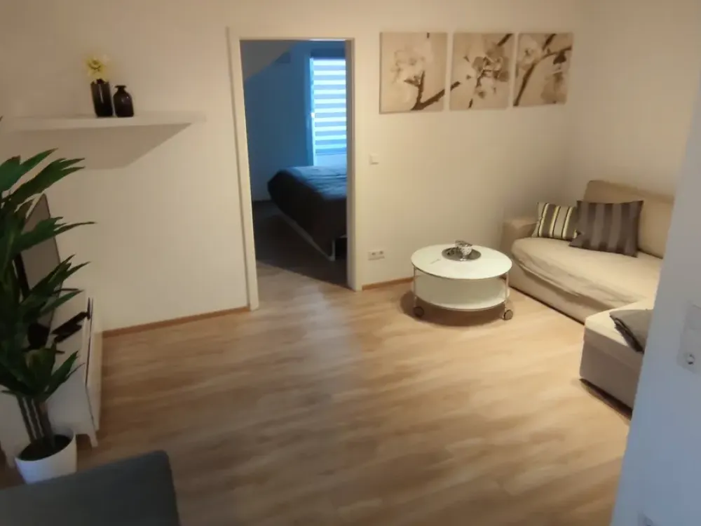Wohnen auf Zeit: Möblierte 2 Zimmerwohnung ab 1.10.26 mit Balkon und Dachterrasse Ausweis der MwSt.