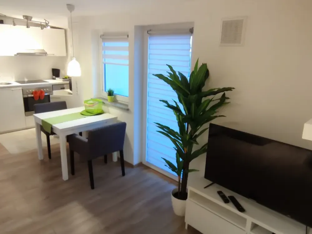 Wohnen auf Zeit: Möblierte 2 Zimmerwohnung ab 1.10.26 mit Balkon und Dachterrasse Ausweis der MwSt.