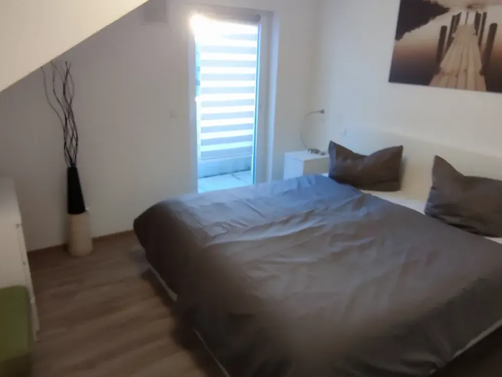 Wohnen auf Zeit: Möblierte 2 Zimmerwohnung ab 1.10.26 mit Balkon und Dachterrasse Ausweis der MwSt.