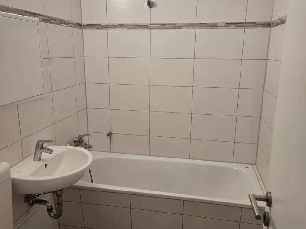 Frisch renovierte 40 m² Wohnung mit Balkon, Aufzug und moderner Einbauküche
