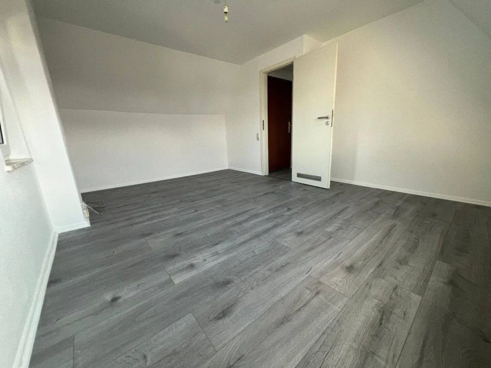 Frisch modernisierte 2,5-Zimmer-Dachgeschosswohnung in Dortmund-Brackel - sofort bezugsfrei