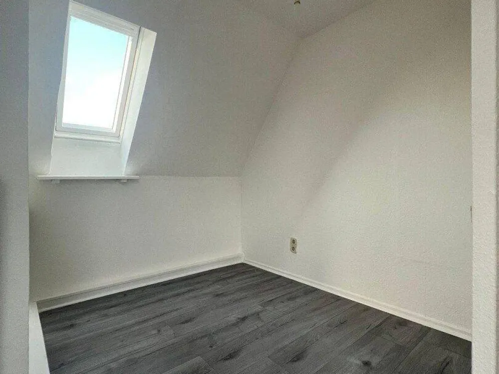 Frisch modernisierte 2,5-Zimmer-Dachgeschosswohnung in Dortmund-Brackel - sofort bezugsfrei
