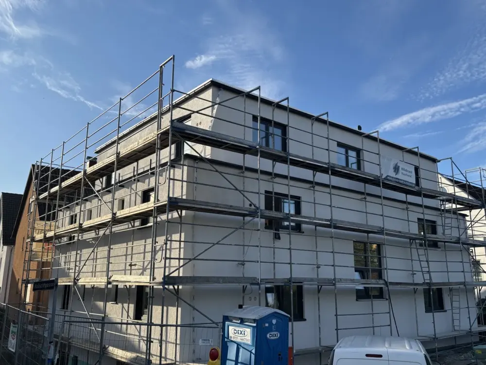 Stilvoller Neubau/Erstbezug. Voll ausgestattetes Dachterrassen-Apartment all inclusive