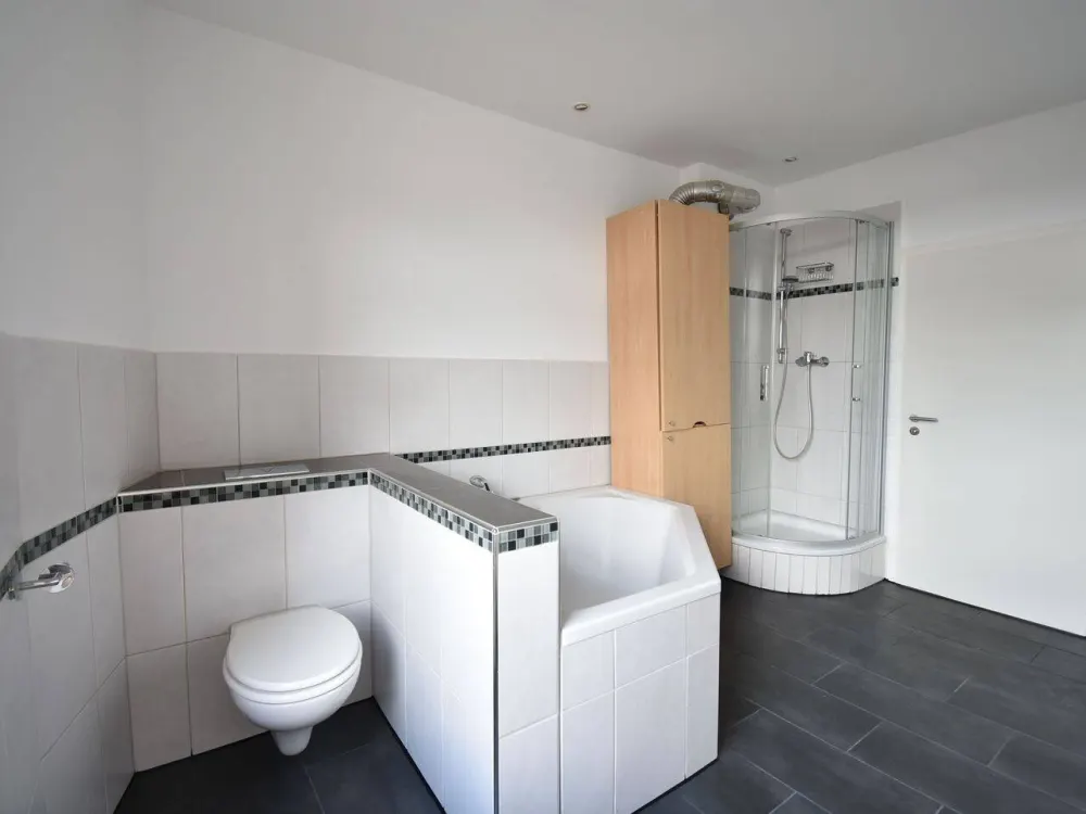 Lorettostraße! Renovierte 2-Zi-Altbau-Whg mit Balkon zu vermieten