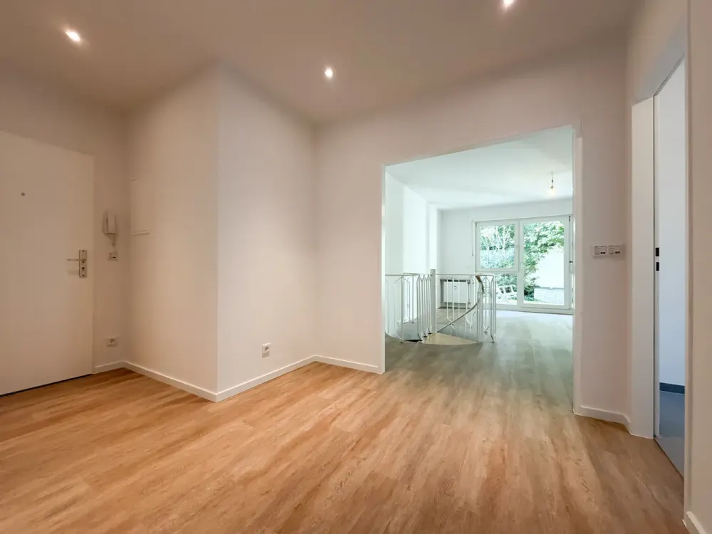 Wohnen auf zwei Ebenen, frisch sanierte 3-Zimmer-Wohnung mit Terrasse & Gartenzugang in Frohnau