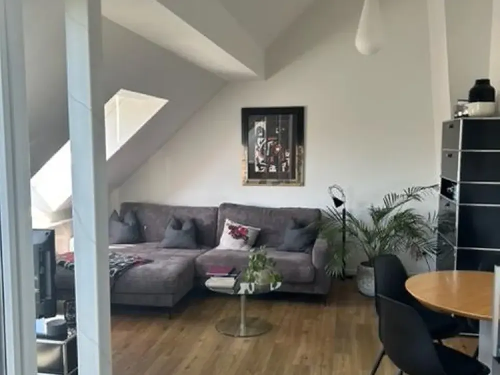 Anfragestopp - Helle, modernisierte 2-Zimmer-Dachgeschosswohnung mit Dachterrasse in Hannover - List