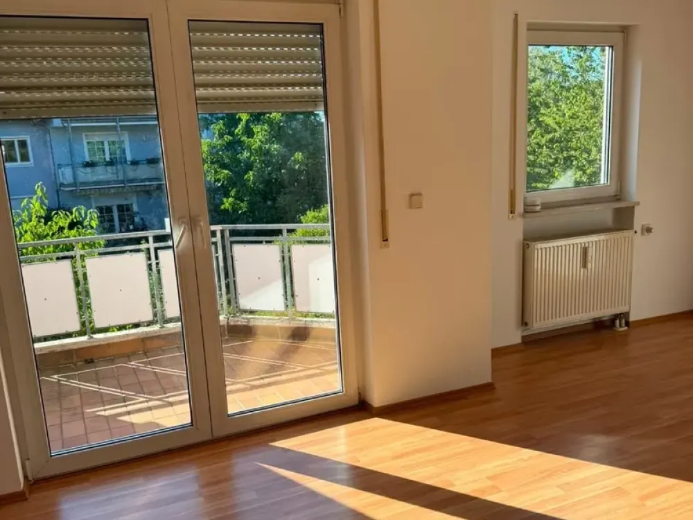 Ein Zimmer Studio mit Küche und Balkon in Feucht