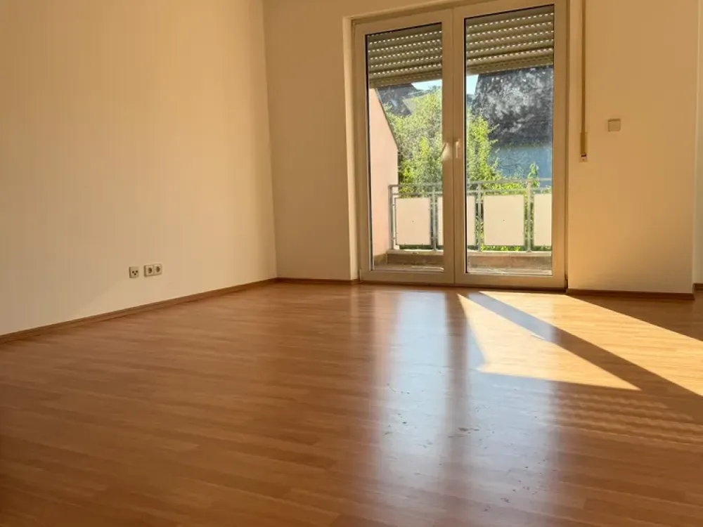 Ein Zimmer Studio mit Küche und Balkon in Feucht