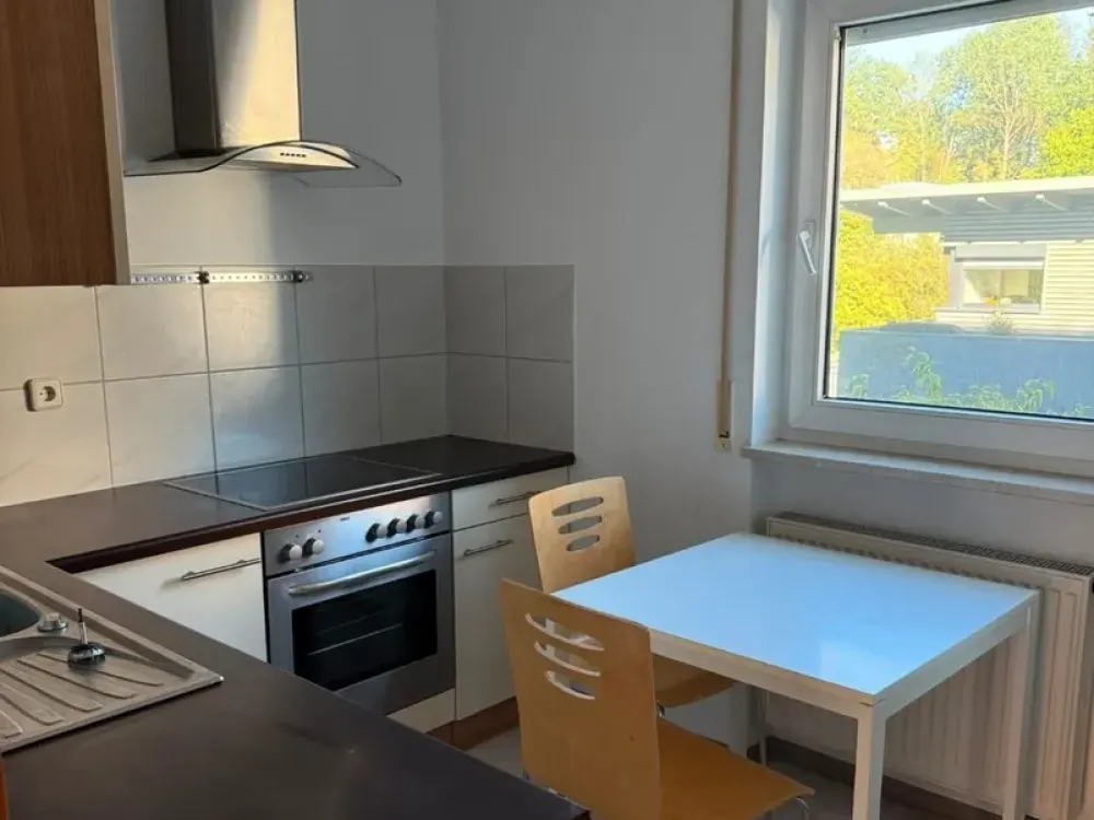Ein Zimmer Studio mit Küche und Balkon in Feucht