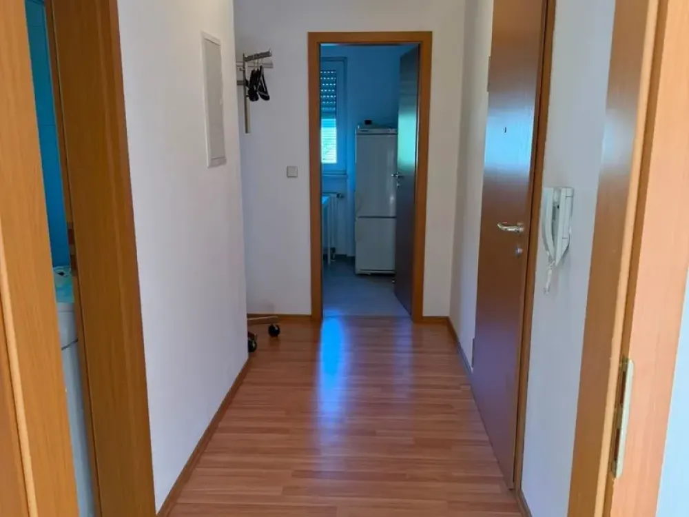 Ein Zimmer Studio mit Küche und Balkon in Feucht