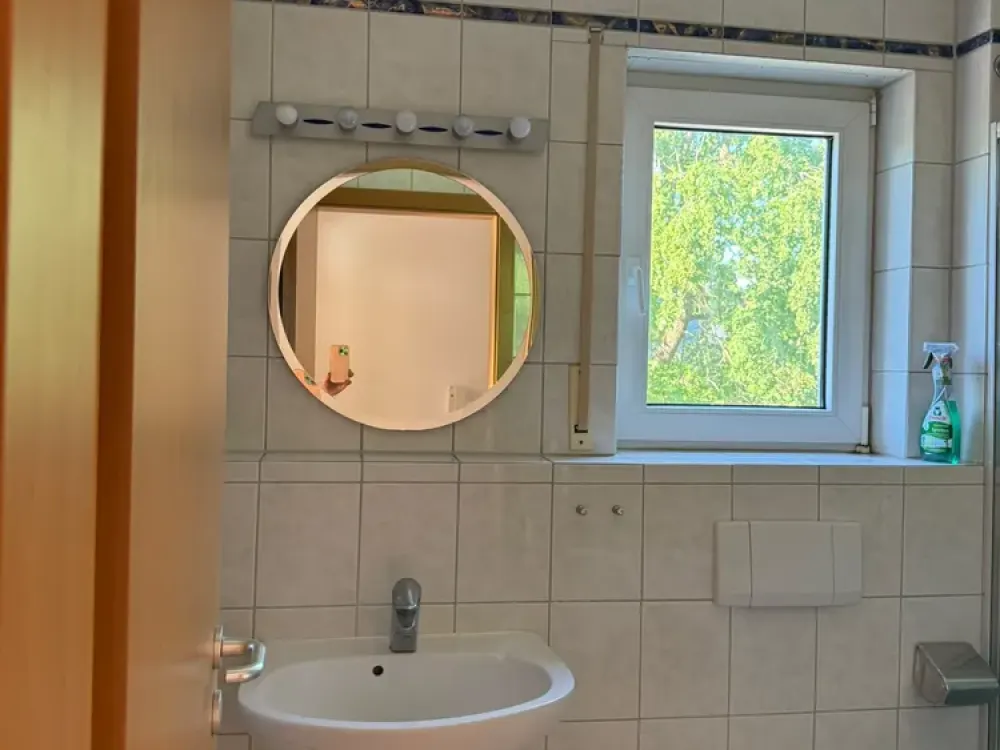 Ein Zimmer Studio mit Küche und Balkon in Feucht