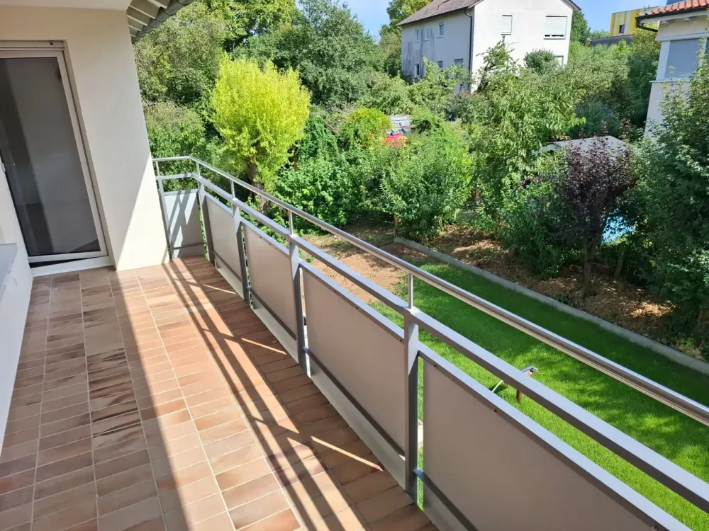 Lichtdurchflutete 3 1/2 Wohnung (1. OG) mit Balkon - komplett renoviert