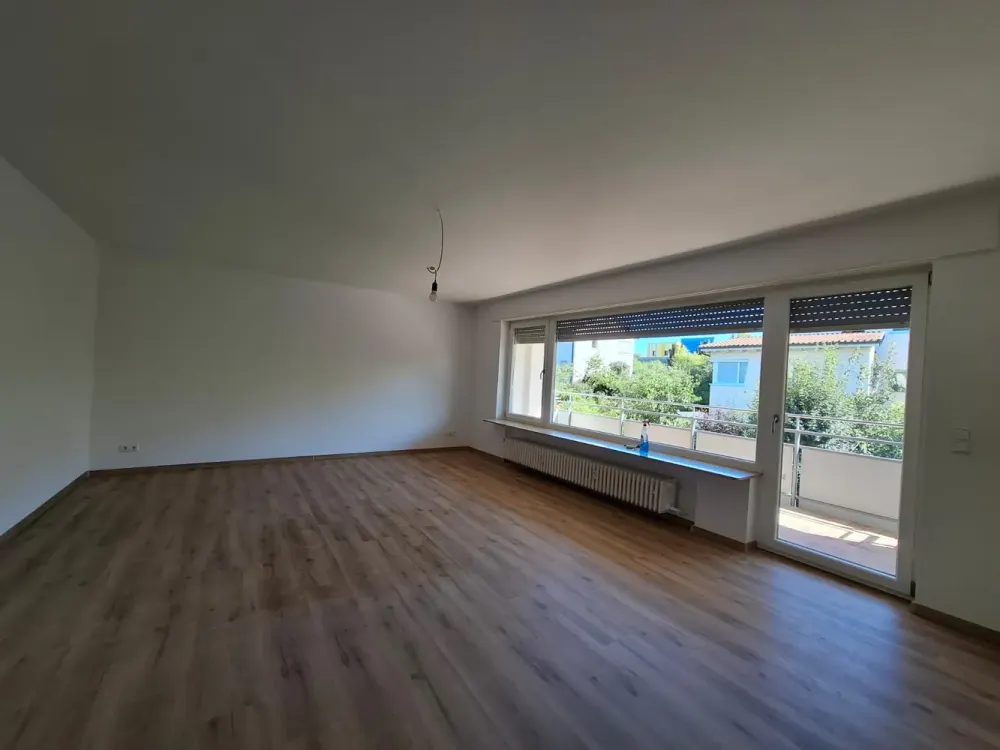 Lichtdurchflutete 3 1/2 Wohnung (1. OG) mit Balkon - komplett renoviert