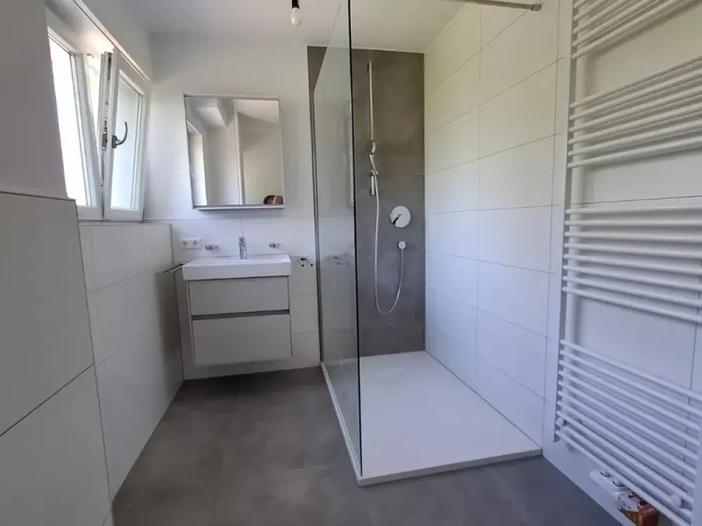 Lichtdurchflutete 3 1/2 Wohnung (1. OG) mit Balkon - komplett renoviert