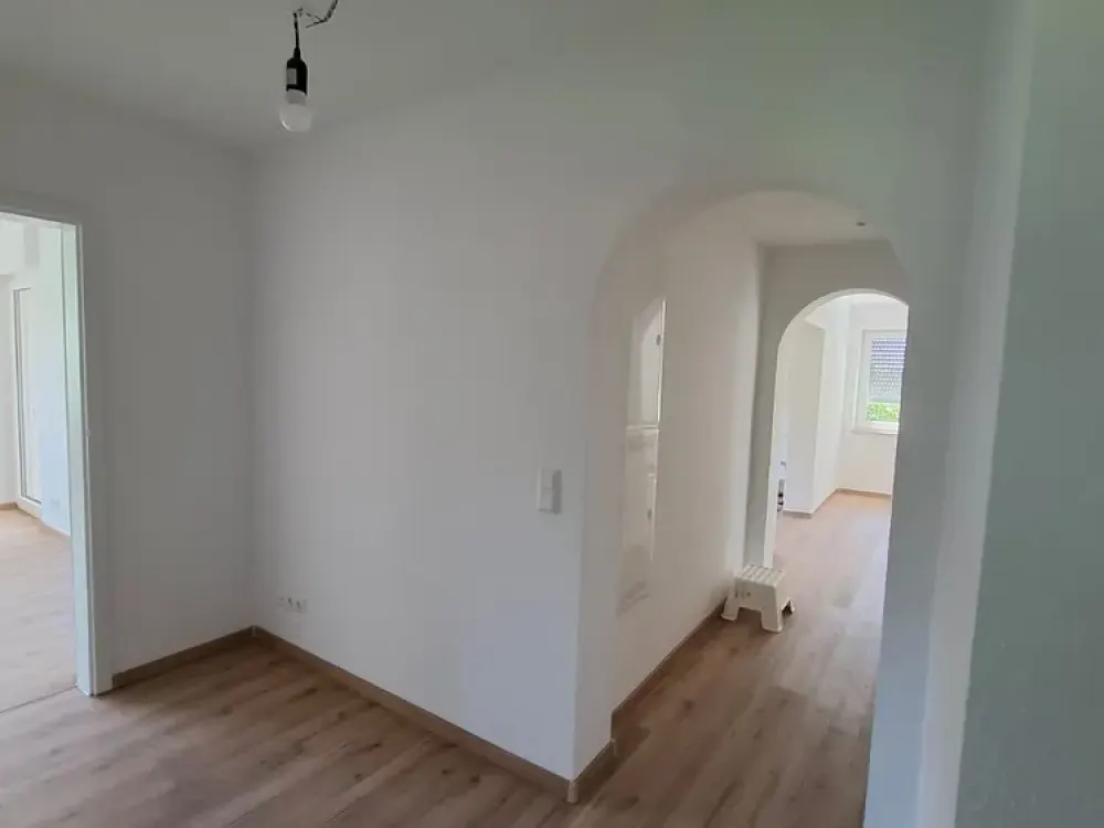 Lichtdurchflutete 3 1/2 Wohnung (1. OG) mit Balkon - komplett renoviert