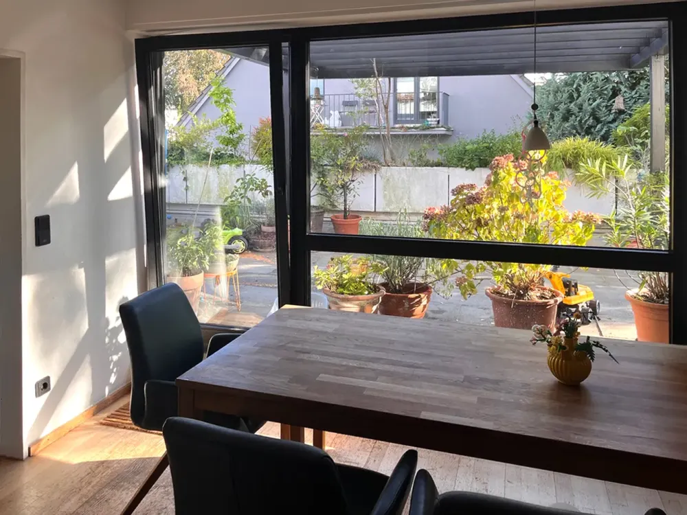 Helle und großzügig geschnittene Terrassenwohnung in schönem Terrassenhaus