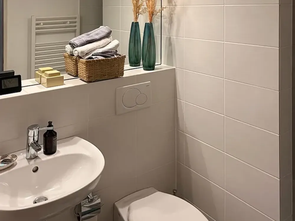 Helle und großzügig geschnittene Terrassenwohnung in schönem Terrassenhaus
