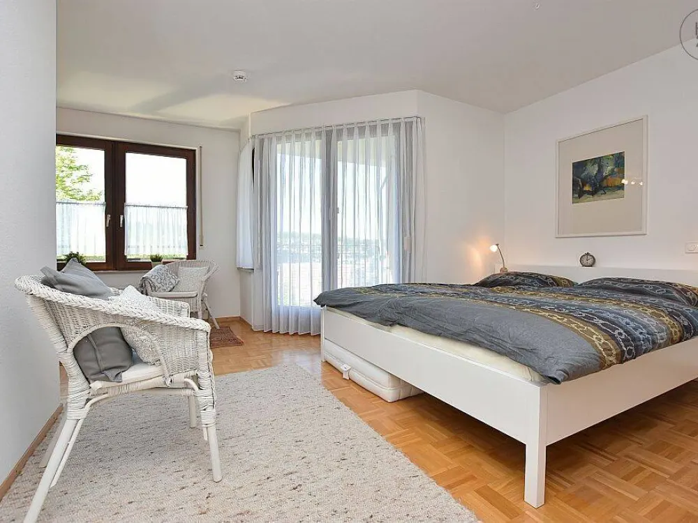 Sehr schöne, möblierte Wohnung mit zwei Balkonen in Stuttgart Botnang