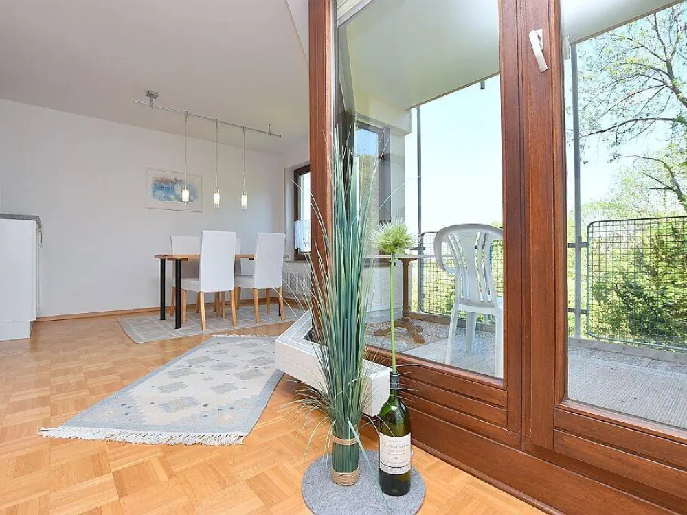 Sehr schöne, möblierte Wohnung mit zwei Balkonen in Stuttgart Botnang