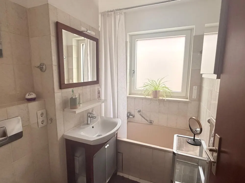 Ruhige 2-Zimmer-EG Wohnung mit Terrasse & Gartenanteil in Moosach