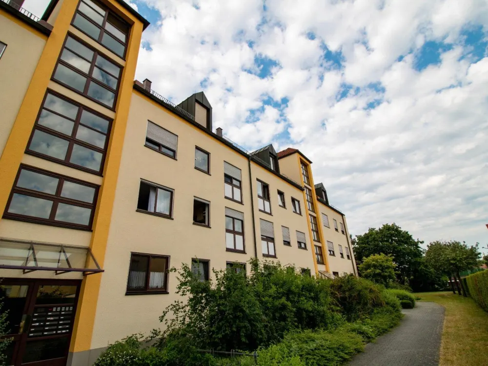 Ruhige und gepflegte 2-Raum-Dachgeschosswohnung mit Tiefgarage