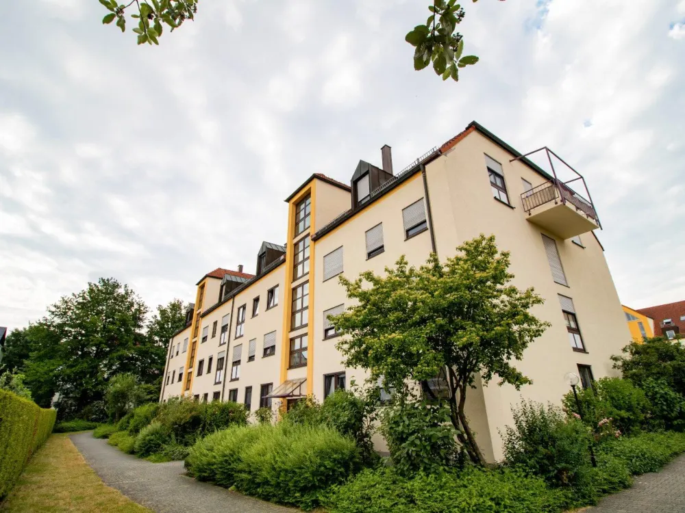 Ruhige und gepflegte 2-Raum-Dachgeschosswohnung mit Tiefgarage