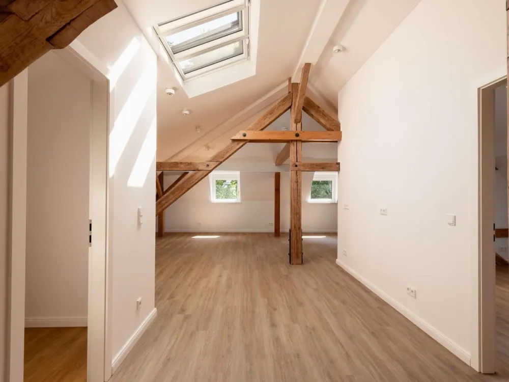 Living by the Schlosspark: Fully Renovated 3-Room Apartment Directly on the Würm