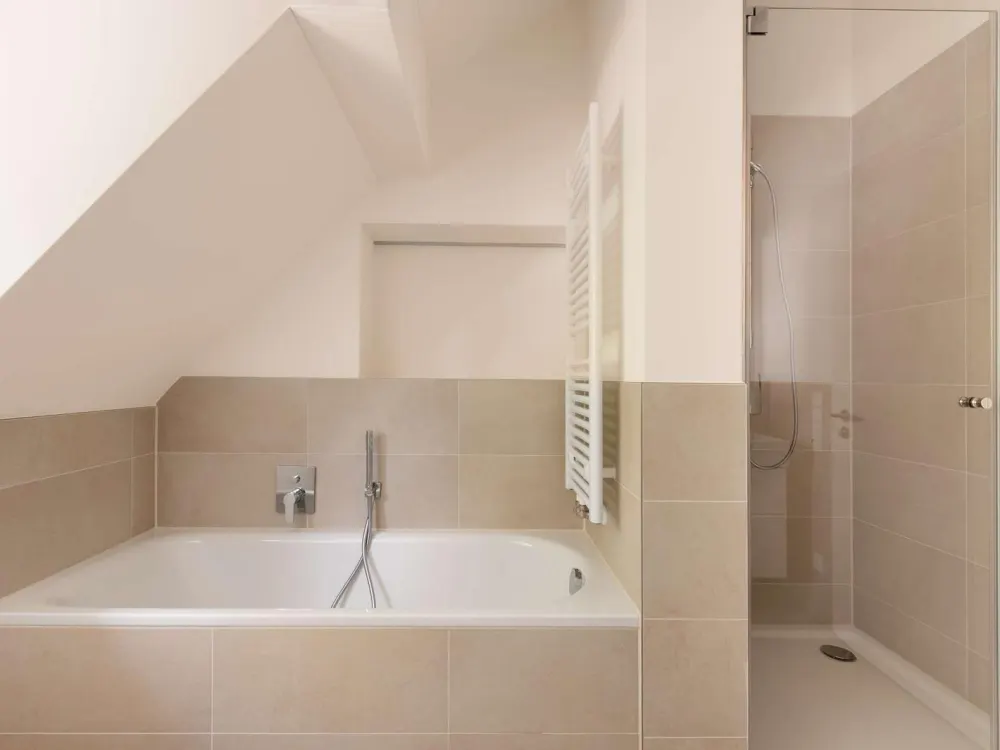 Living by the Schlosspark: Fully Renovated 3-Room Apartment Directly on the Würm