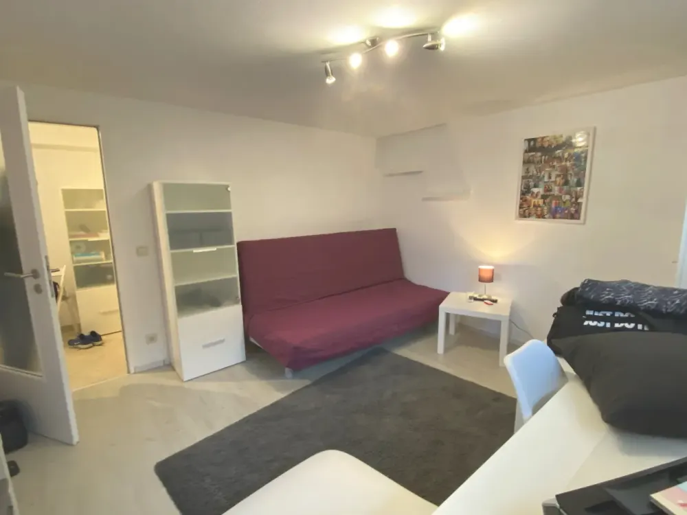 Ruhiges, helles, möbliertes Büro mit Übernachtungsmöglichkeit im Souterrain, Lövenich