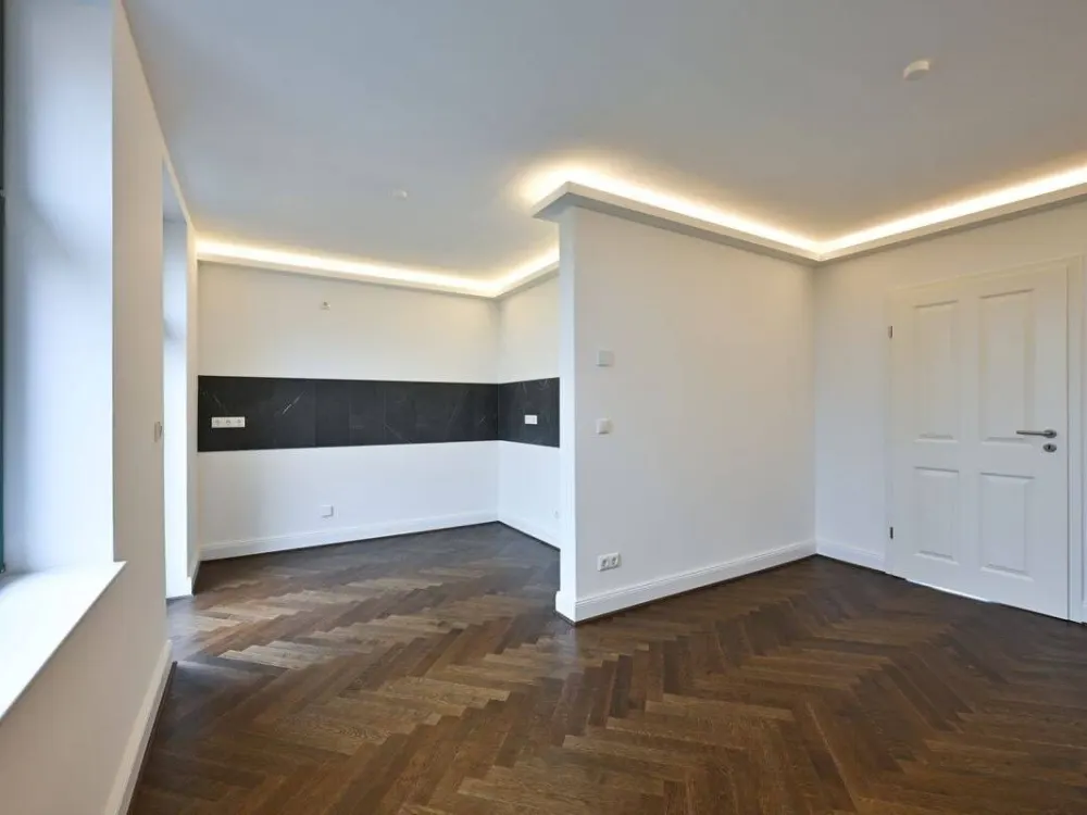 Ganz oben! + Erstbezug mit Parkett & Fußbodenheizung + Balkon + Wanne & Dusche + LED-Licht
