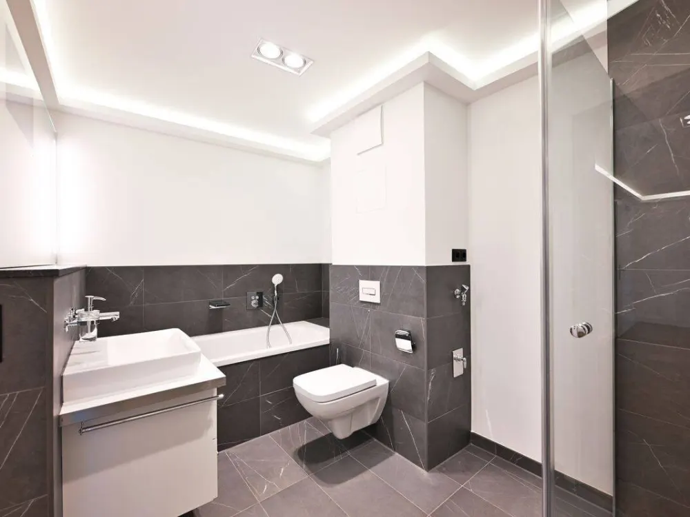 Ganz oben! + Erstbezug mit Parkett & Fußbodenheizung + Balkon + Wanne & Dusche + LED-Licht