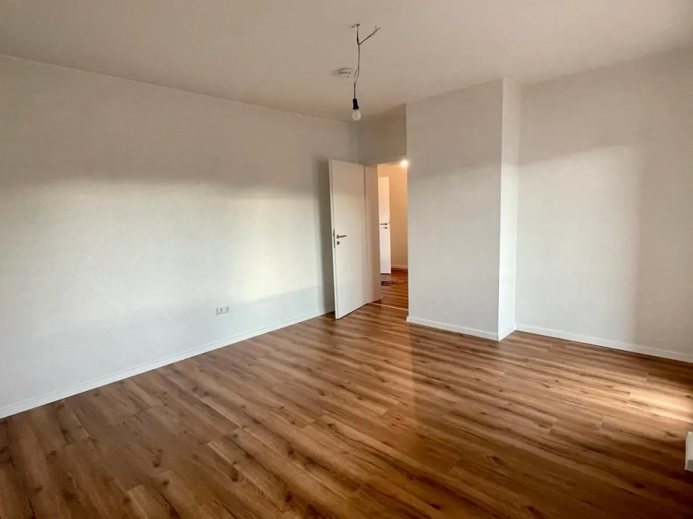 Kernsanierte 2 Zi.-Wohnung mit Balkon, Küche & Keller, Bommern