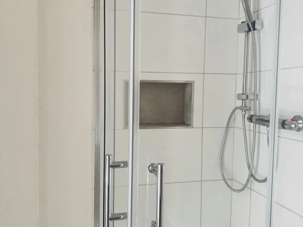 شقة بمساحة 100 متر مربع, مجددة بالكامل وأول سكن