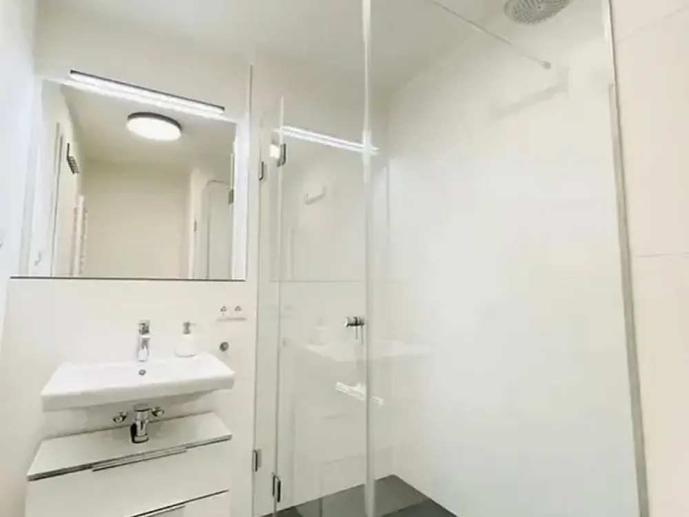 Voll möblierte 2-Zimmer-Wohnung mit Balkon und EBK in Berlin-Mitte