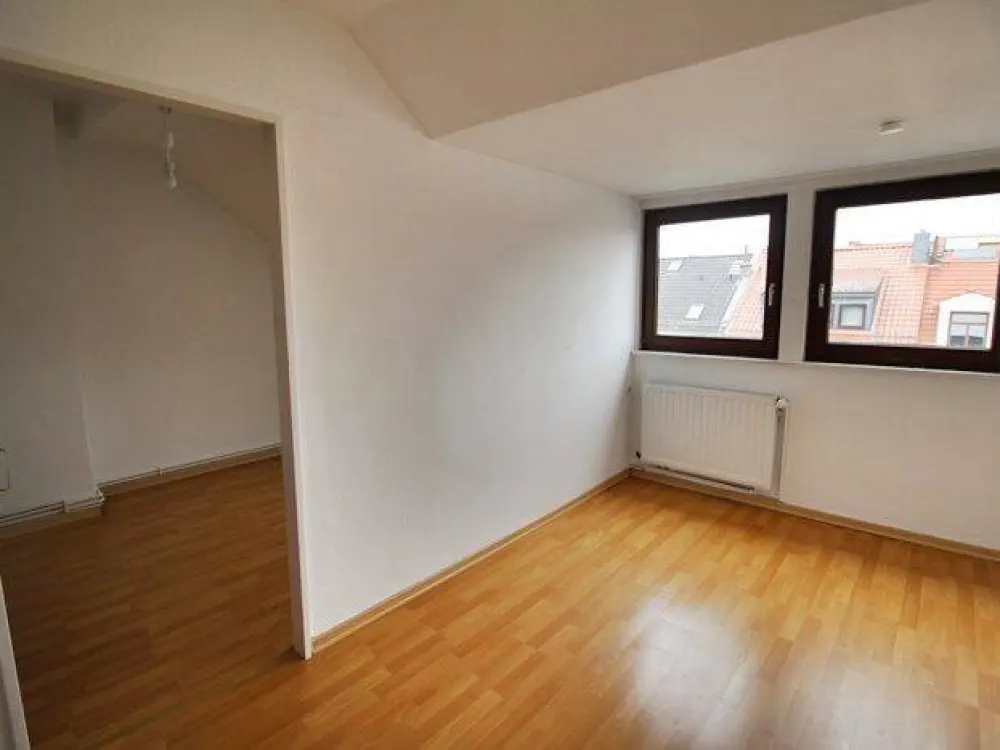 Flüsseviertel - Old Bremen House Attic - Cozy 2.5 Rooms - Ideal for 1-2 Persons Near Airport - University