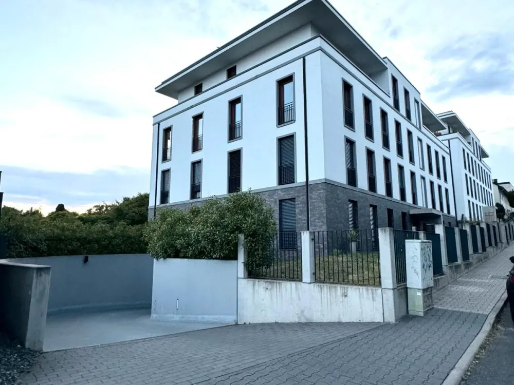 Moderne 3,5-Zimmer-Wohnung in Frankfurt | Küche | Balkon | TG