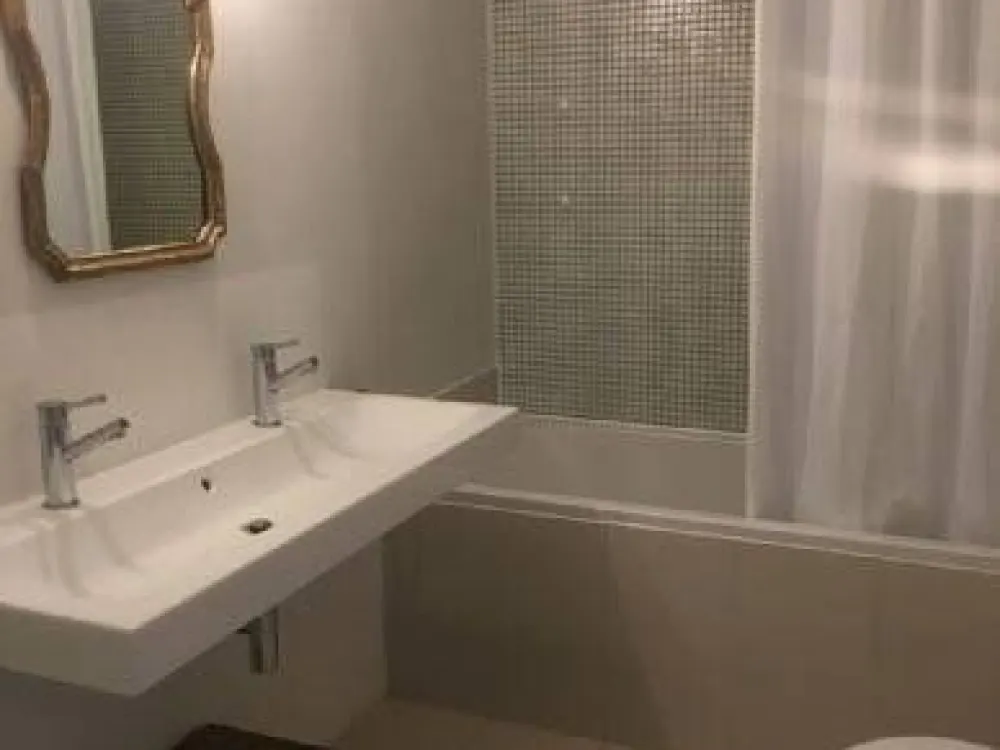 Großzügige Wohnung im charmanten Altbau in Bestlage