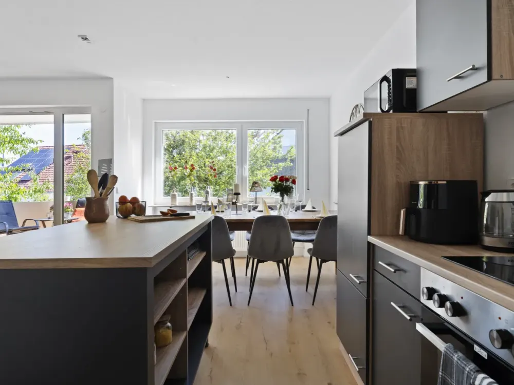 VOLL MÖBLIERT | frisch saniert | 2 Schlafzimmer | 2 Bäder | Balkon