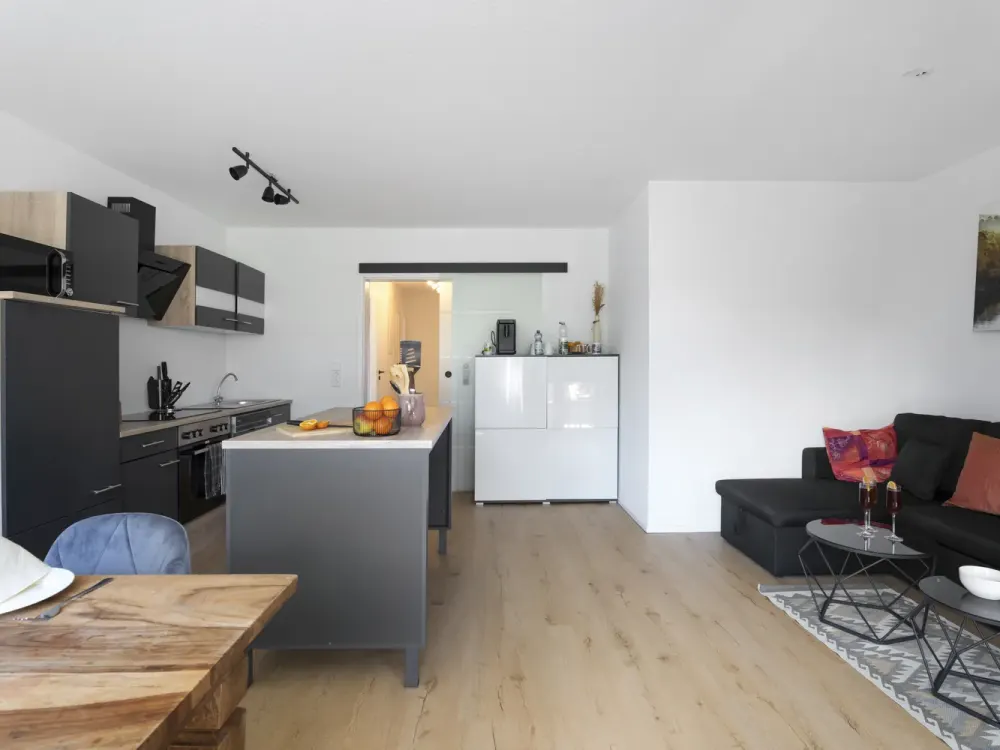 VOLL MÖBLIERT | frisch saniert | 2 Schlafzimmer | 2 Bäder | Balkon