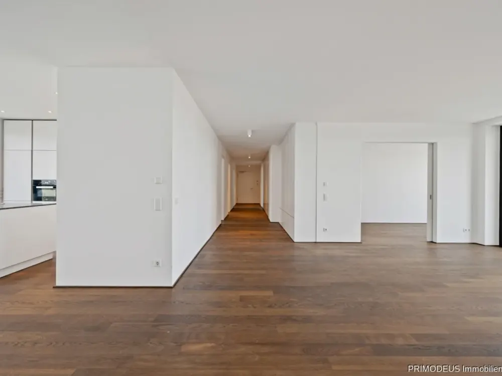 Großzügige 4-Zimmer-Wohnung im rennomierten AXIS Tower!
